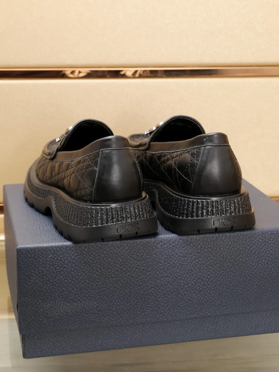 Factory P540💰Dior Buffalo men's low-cut derby casual leather shoes, a new product in the 2025 spring men's series, ideally combines unconventional features with Dior's high-end aesthetic style. The first-layer cowhide upper is decorated with tonal debossed Oblique embroidery, and the thick rubber sole displays a crepe-effect design, which is unique. Adds a modern touch to any look. Practical and stylish, it can be easily paired with a variety of casual looks and is an eye-catching finishing touch! Size: 38-44 (45.46 customized)
